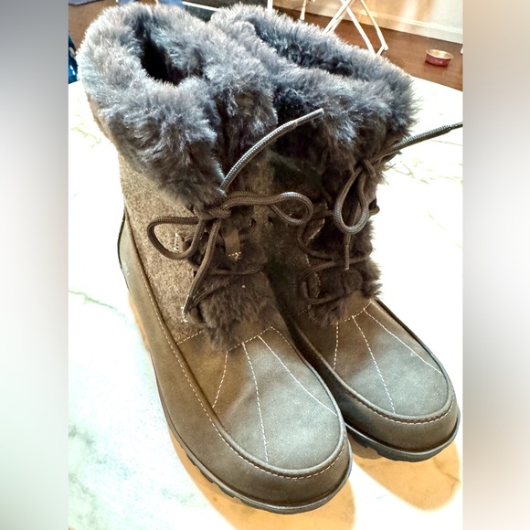 JBU Shoes - JBU Women’s Boots - Gray with Fur - Nearly New - Size 8M